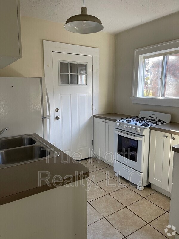 Building Photo - 1681 1/2 Oak Street Rental
