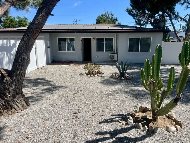 Building Photo - Fully Renovated 2 Bed 1 Bath Home