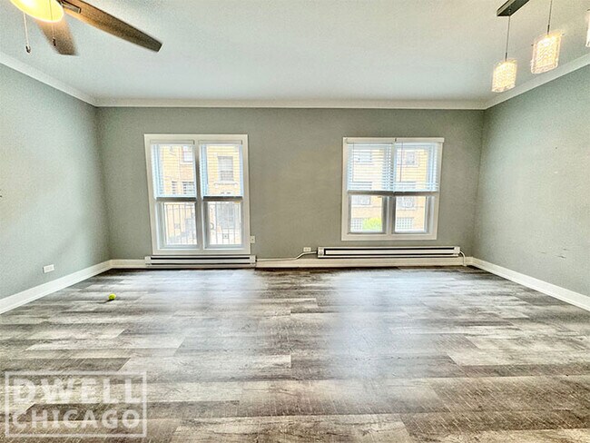 Building Photo - 730 W Roscoe St Rental
