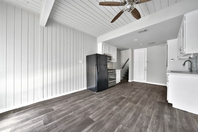 Photo - 28 Lakeway St