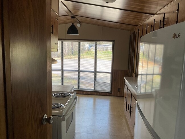 Photo - 2 Bedrooms, 1 Bath Mobile Home