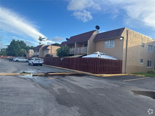 Building Photo - 9972 SW 88th St Unit 1105 Rental