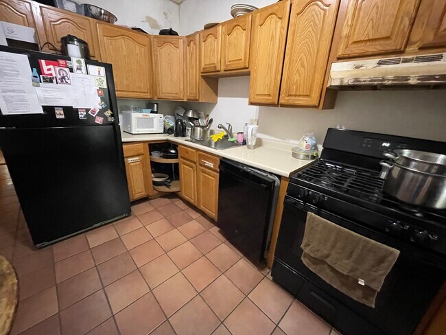 Building Photo - 14 Strathmore Rd Unit 1