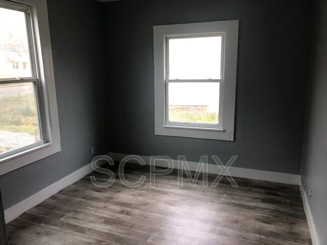 Photo - 2652 Lawrence St