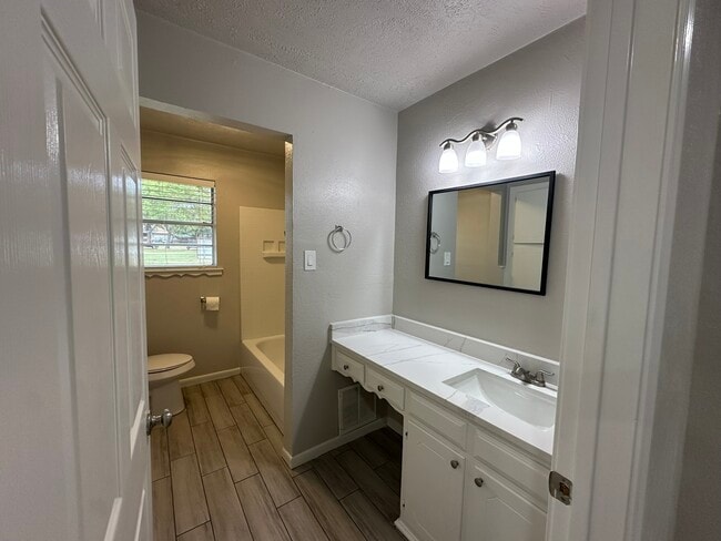 Bath - 305 Mimosa St