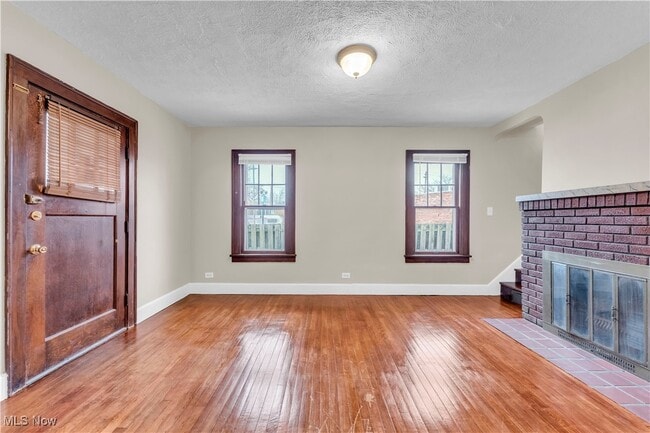 Photo - 221 E 266th St