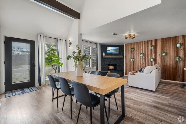 Building Photo - 200 Free Rein Rental