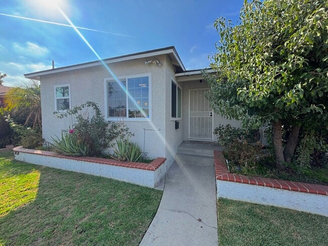 Building Photo - Spacious 2 Bedroom Home with 2 Bonus Rooms