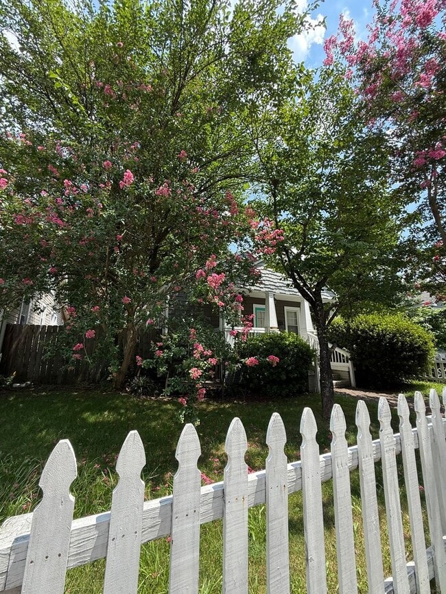 Photo - Bungalow in Charlotte with 2 bedrooms, 2 baths