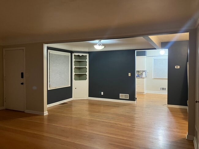 Photo - 5016 N Commercial Ave