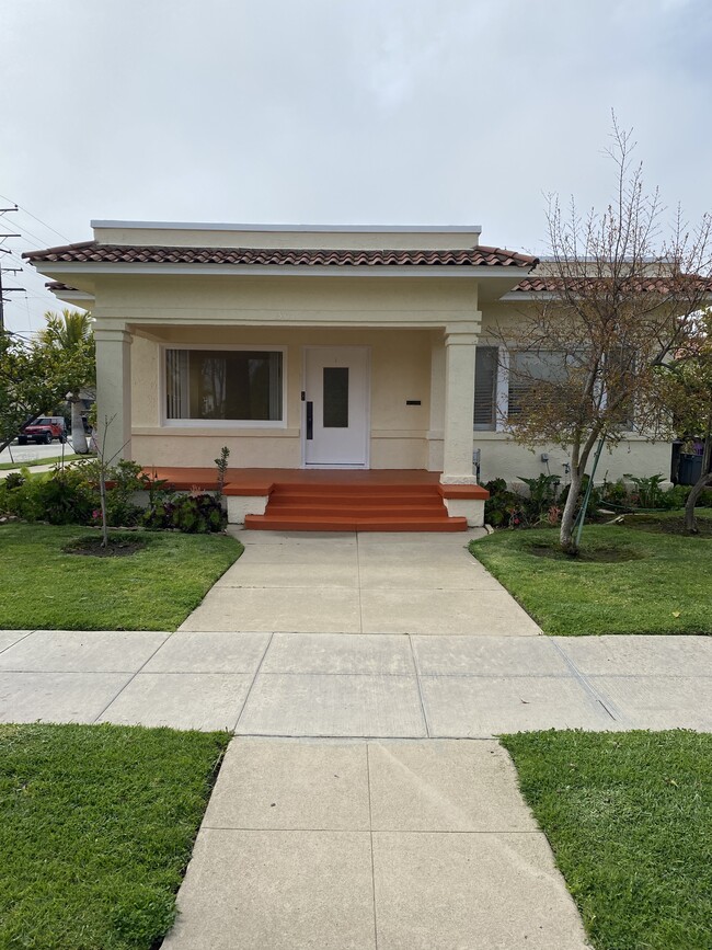 Entrada principal - 301 Grand Ave