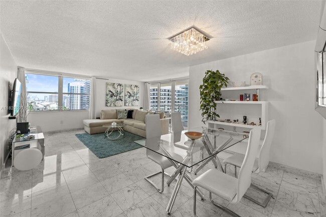 Photo - 5750 Collins Ave Unidad 14K Rental