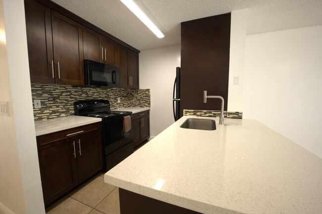 Building Photo - 1824 Meadows Cir W Rental
