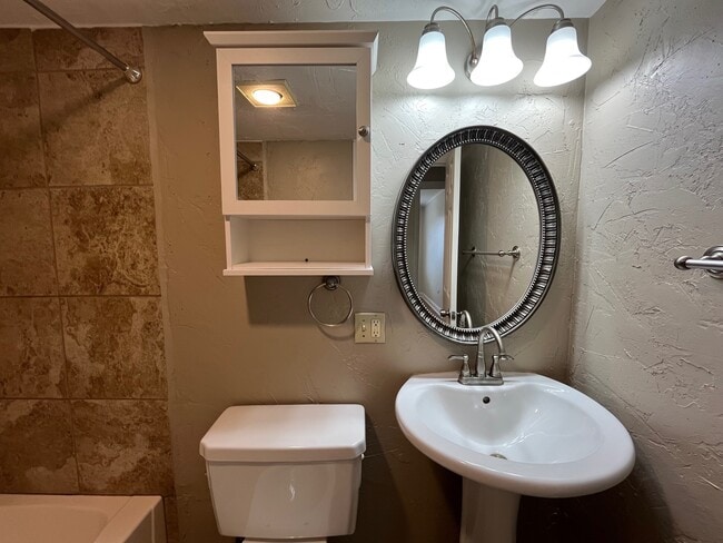 Photo - 205 Robinson St