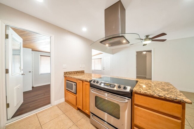 Photo - Great 6 Bedroom home near ASU with large BASEMENT