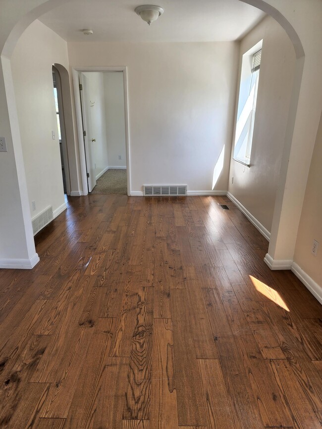 Photo - 39 E Main St