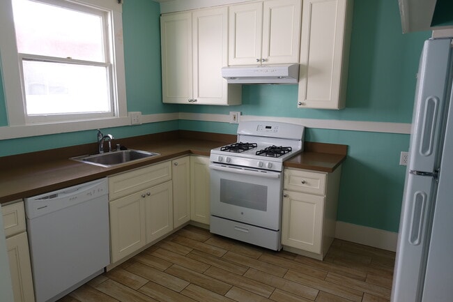 Building Photo - 2343 Dwight Way Unit 2