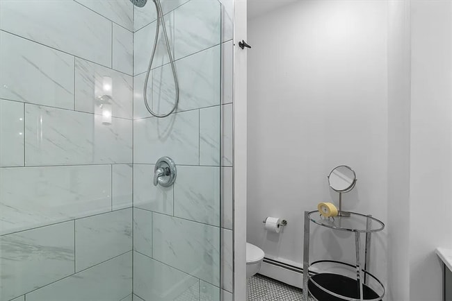 Building Photo - 402 E 7th St Unit 2