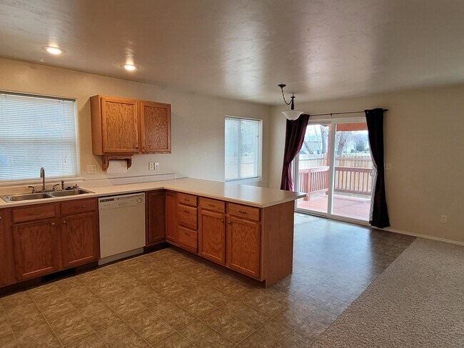 Photo - 596 N River Rock Dr