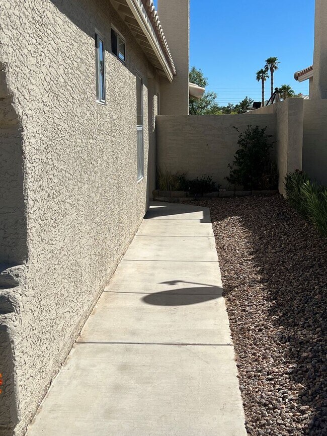 SINGLE STORY HOME WITH RV/BOAT PARKING ALL... House Rental in Las