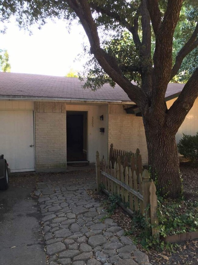 3 Bedroom House in Garland, TX - 3 Bedroom House in Garland, TX