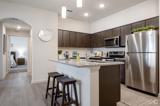 2BR, 2BA - 995SF