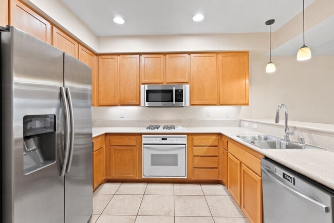 Beautiful 3 BD/2.5 BA, 2 Car Garage, Townh... - Beautiful 3 BD/2.5 BA, 2 Car Garage, Townh... Townhome