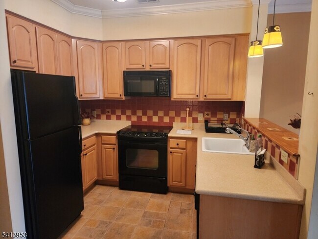 Photo - 3-13 Maple Cres Unit 13