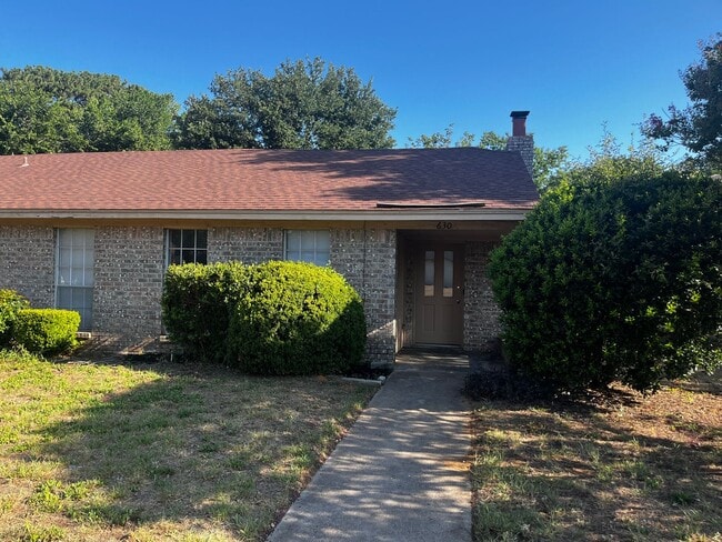Building Photo - Spacious 3-Bedroom Duplex with Covered Parking & Fenced Yard!