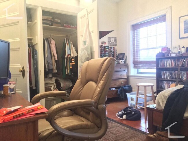 Photo - 4 bedrooms 3 Full Bathrooms, Massive Unit ...