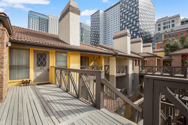 Building Photo - 806 W 24th St Unit 323