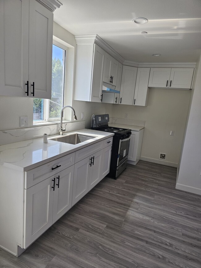 KITCHEN WITH WINDOW VIEW - 16222 S Ainsworth St Apartamentos Unidad 1