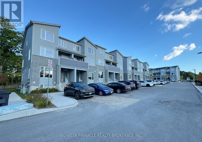 Photo - 990 Deveron Crescent
