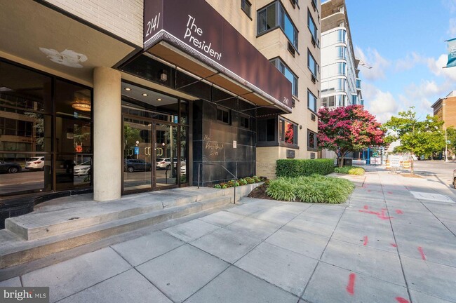 Building Photo - 2141 I St NW Unit 806