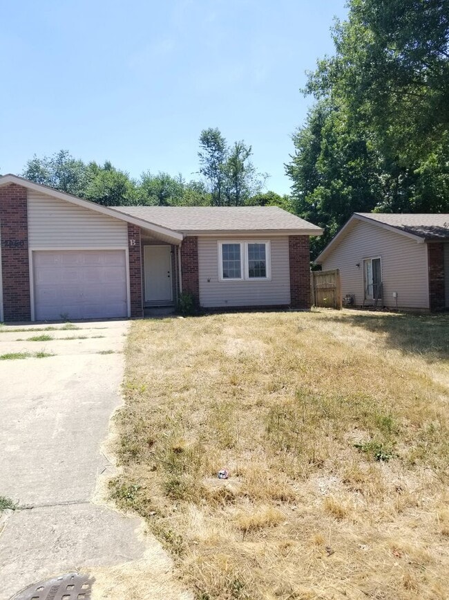 Building Photo - Super Cute 2 bed 1 bath Duplex