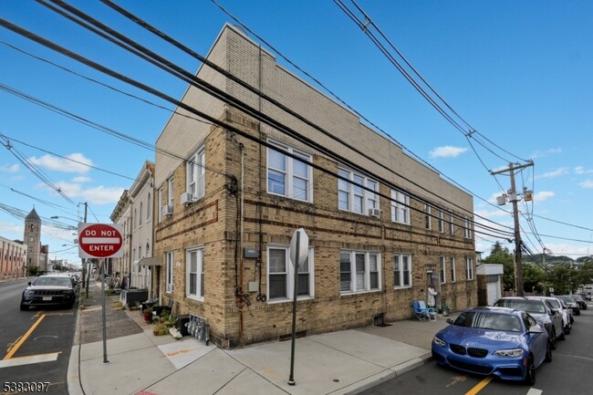Building Photo - 217 MacArthur Ave Unit 1R Rental