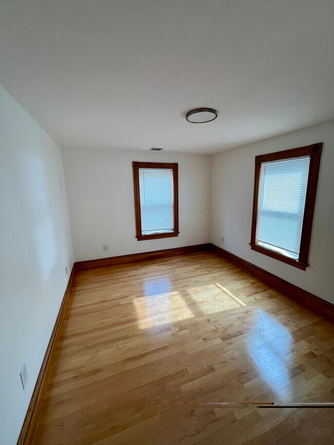 Building Photo - 148 Gore St