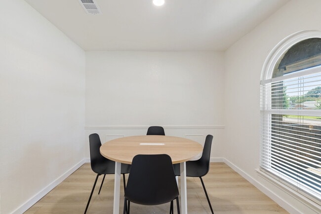 Photo - 1910 N Floyd Rd Unidad 1912