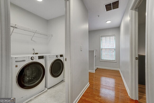 Photo - 702 Surrey Park Pl SE