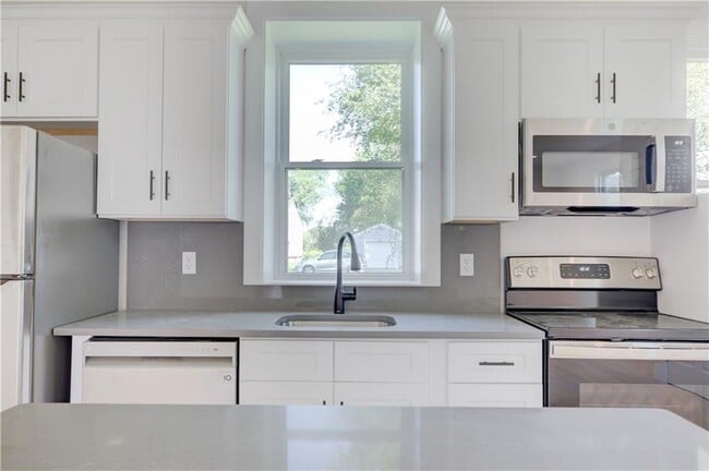 Photo - 556 E Main Rd