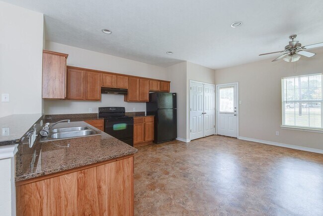 Photo - 3 Bed + 3 Bath - Spacious Townhome Unit RR143