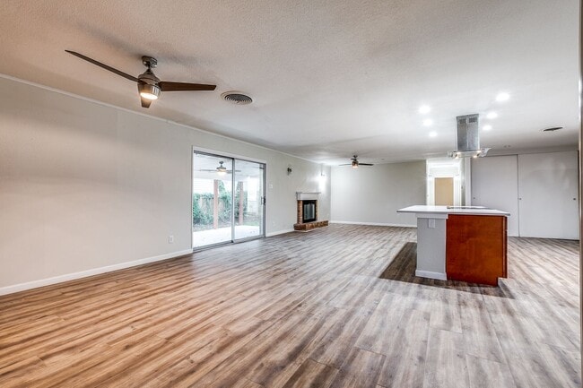 511 E Hathaway Dr