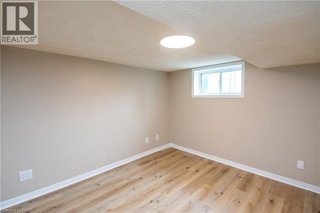 Photo - 66 Weir St S