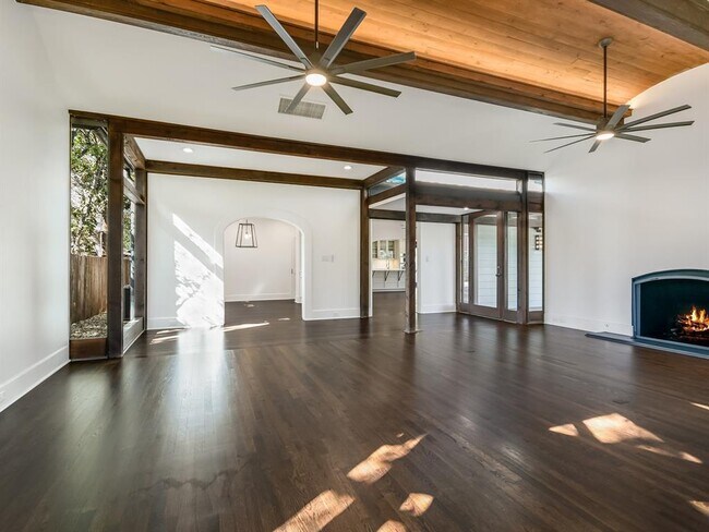 Photo - 2704 Oakhurst Ave