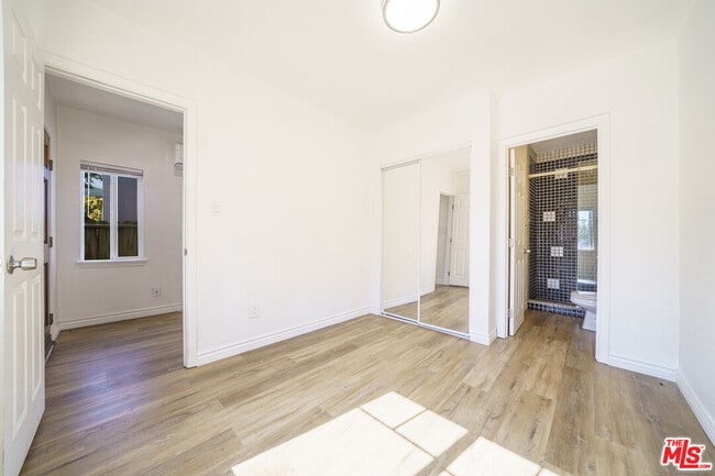 Photo - 5347 Fountain Ave