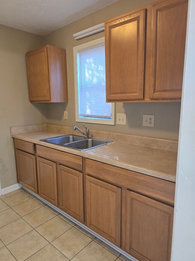 Photo - NEW LISTING!!
