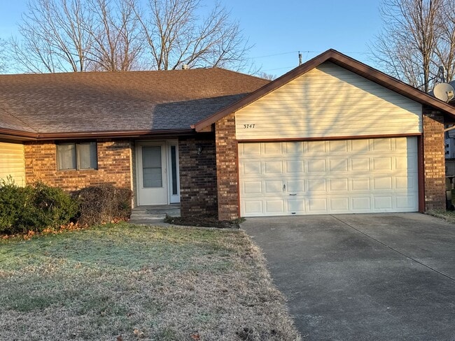 Building Photo - 2 Bedroom 2 Bathroom Duplex in Southwest Springfield! $995! Kickapoo School District!