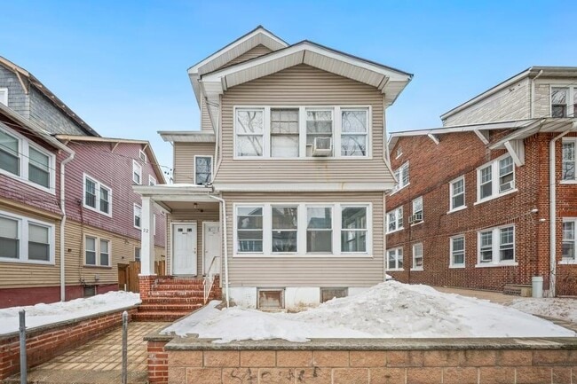 Building Photo - 22 Poe Ave Unit 1