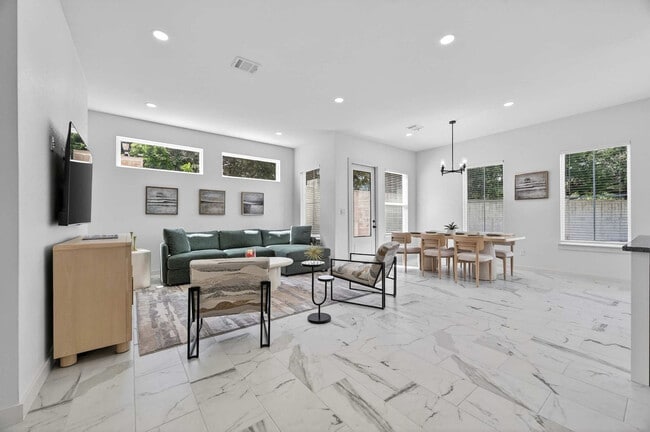 Building Photo - 2908 El Fenice Ln