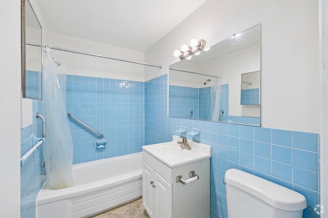1BR, 1BA - 775SF - Bathroom